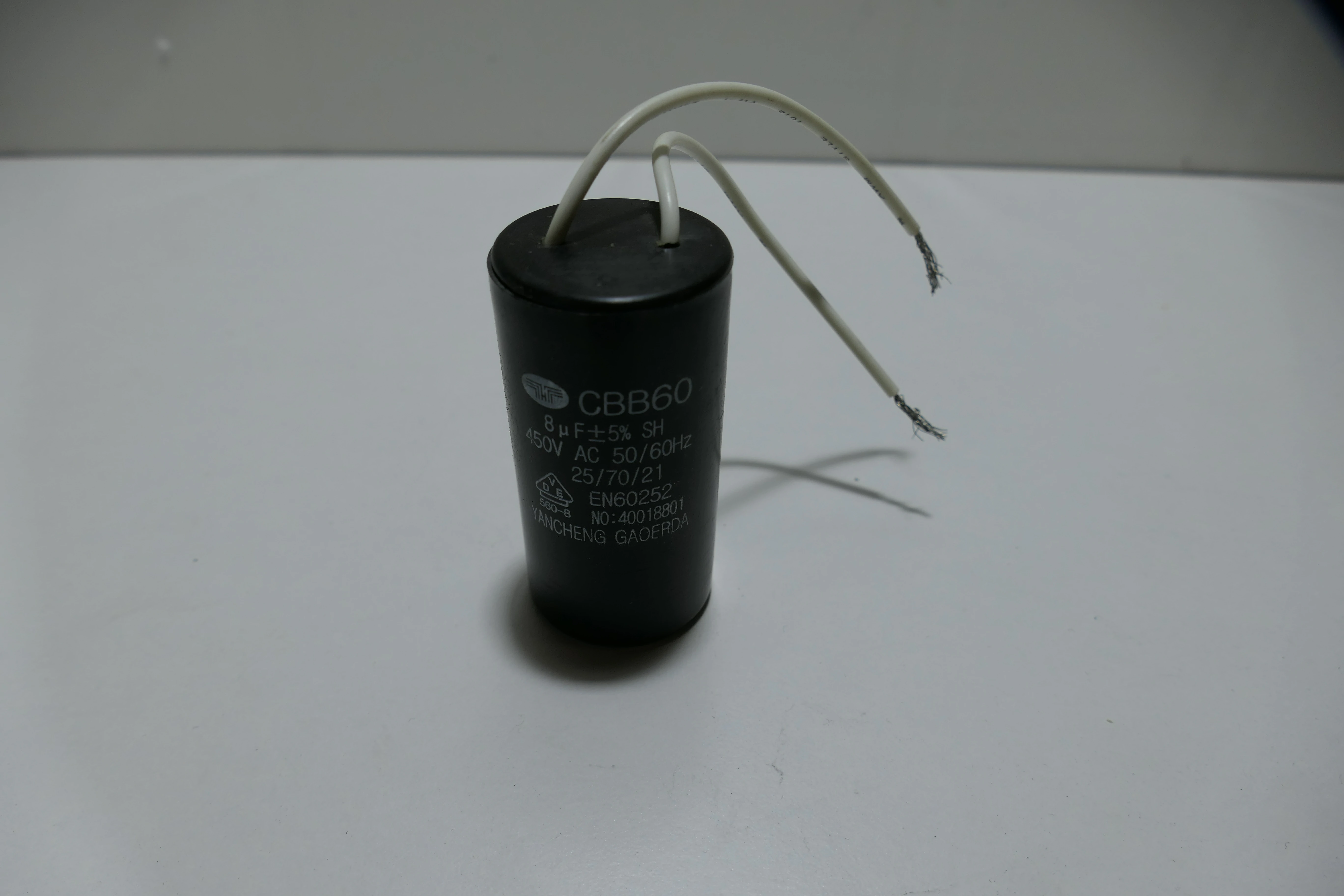 811105000 - CONDENSATEUR 8µF CBB60